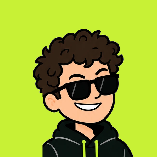 Álvaro, creador de Don Indexado, con gafas de sol y pelo rizado